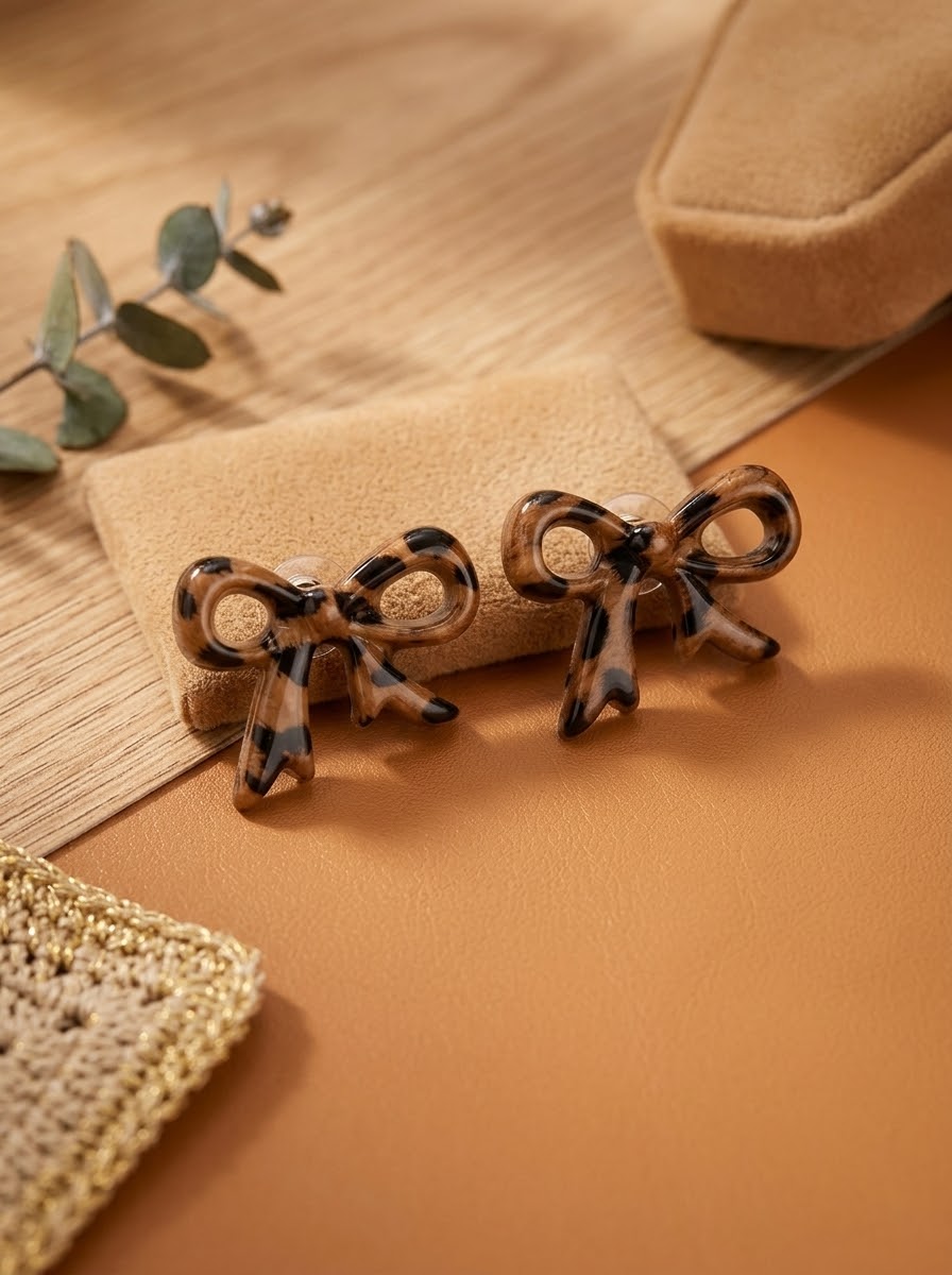 گوشواره میخی طرح پاپیون پلنگی (Tortoise Bow Earrings)